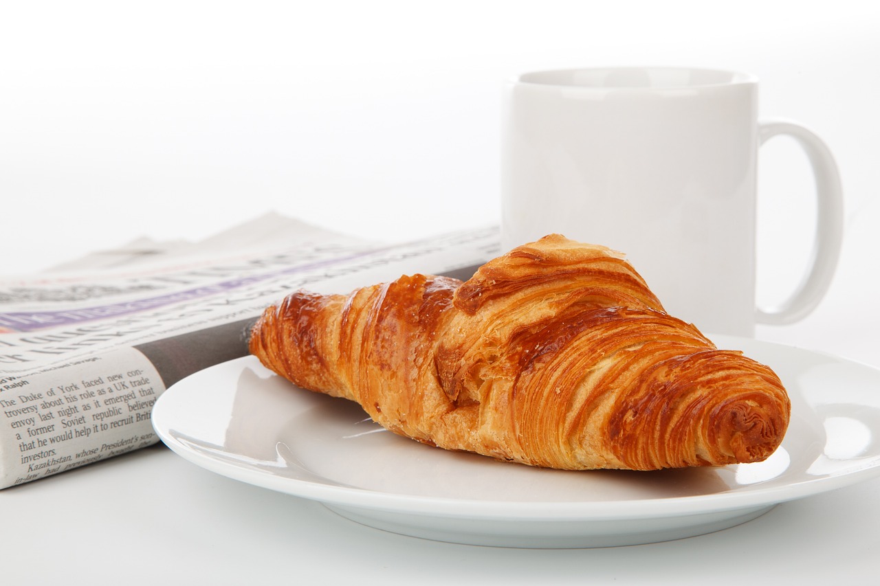 Croissant a káva