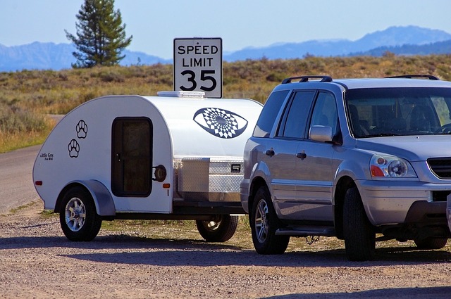 osobní automobil má zapojený malý karavan